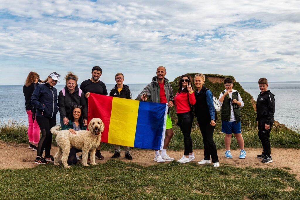 Grup mic de români în Diaspora, într-un moment autentic de apropiere, sugerând prietenie, sprijin și sentimentul de comunitate.