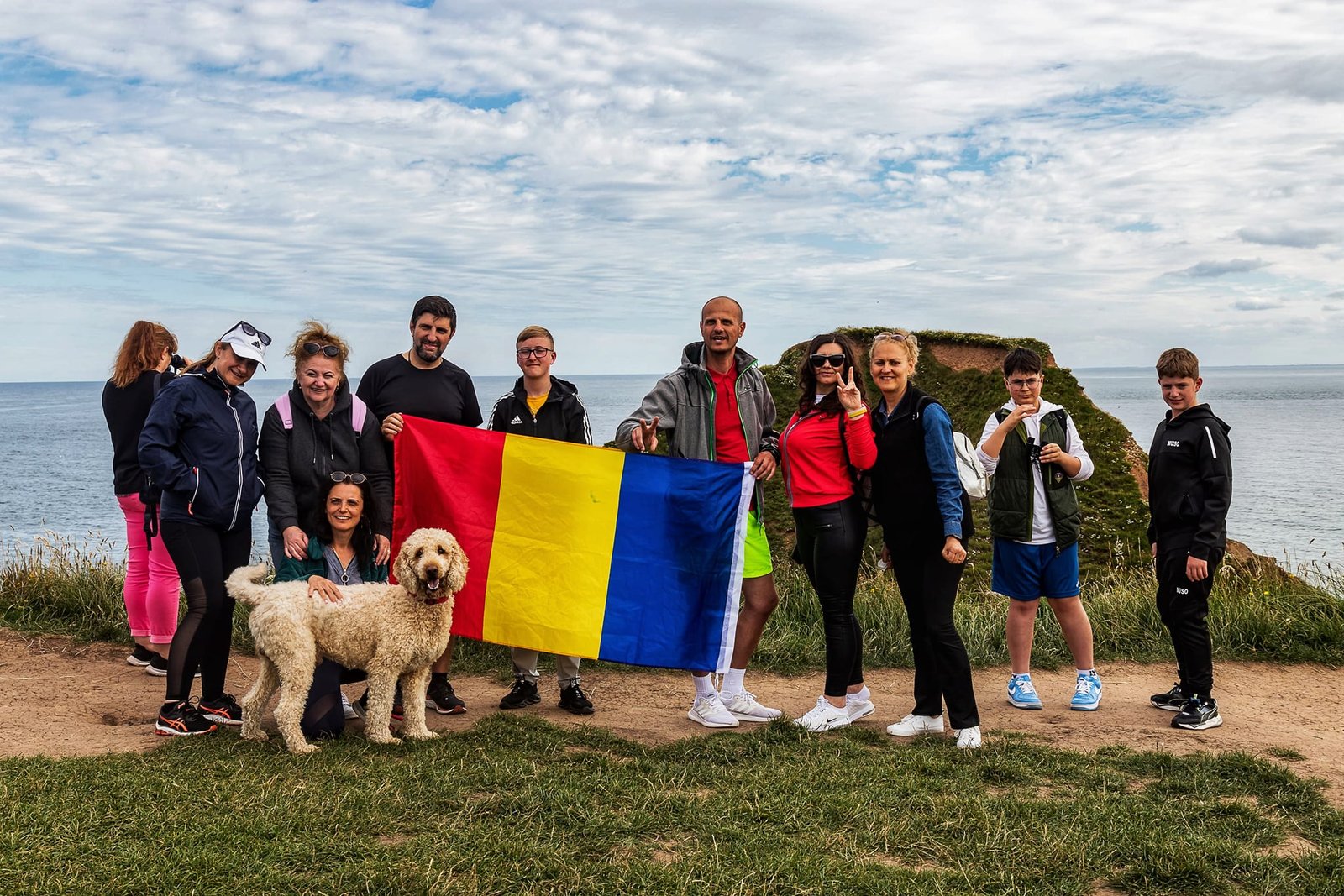 Grup mic de români în Diaspora, într-un moment autentic de apropiere, sugerând prietenie, sprijin și sentimentul de comunitate.