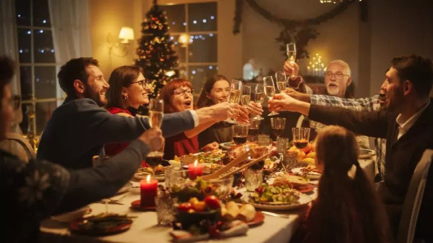 Masă românească de sărbătoare, simbolizând belșugul, familia și alegerile alimentare