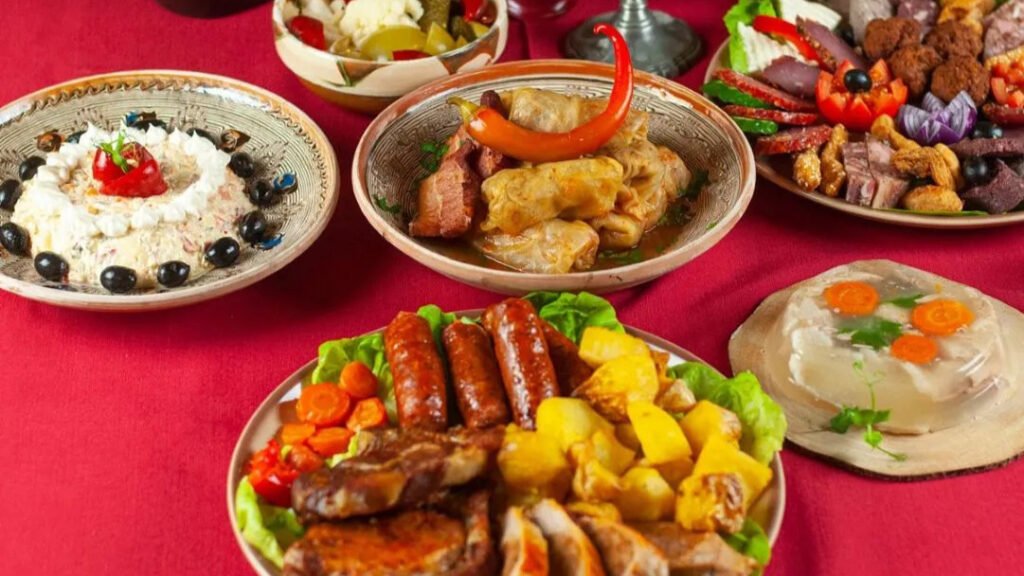 Mâncăruri tradiționale precum sarmale și salată de boeuf, asociate cu mesele de acasă